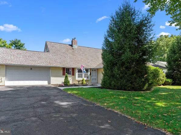 41 Spicebush Rd, Levittown, PA 19056
