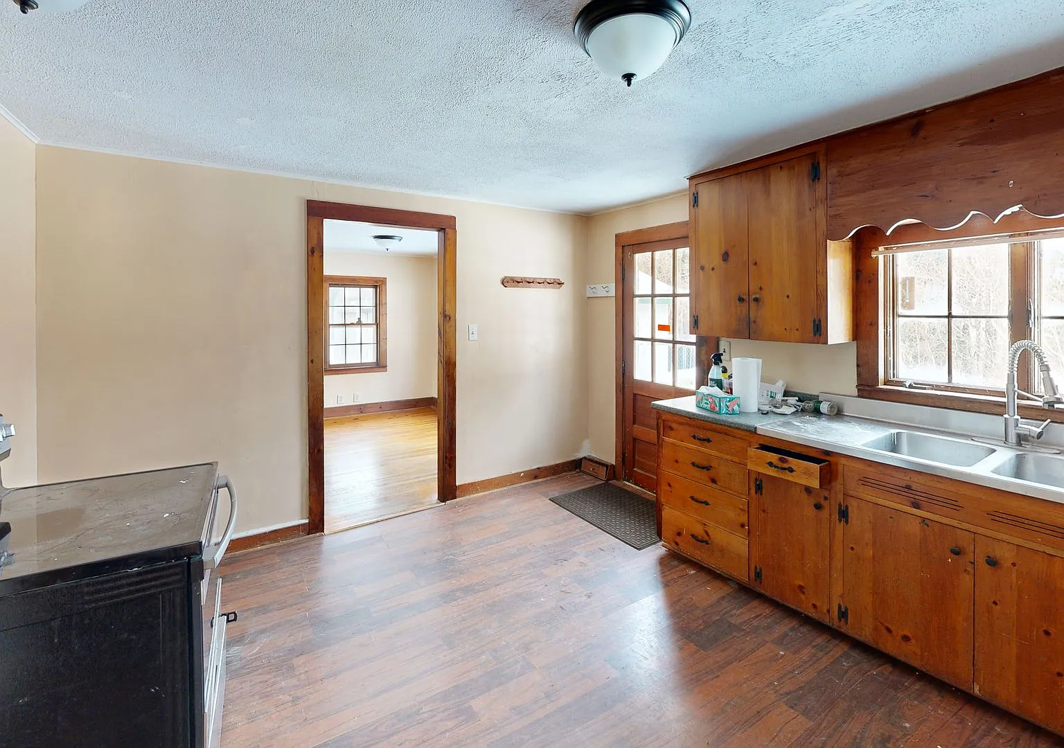 Cozy Two Story Home with Two Bathrooms — Photo 3
