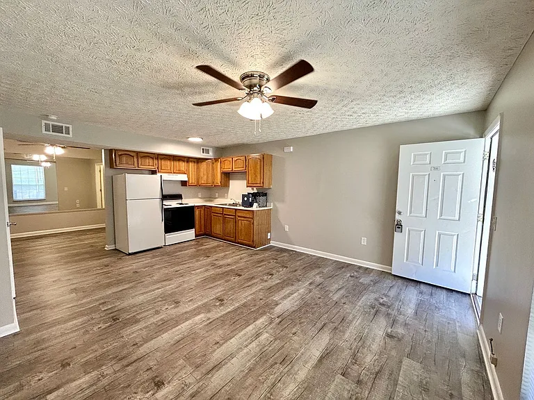 Lakeland Hills Apartment Homes — Photo 17