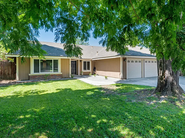 11610 Cedar Way — Photo 1