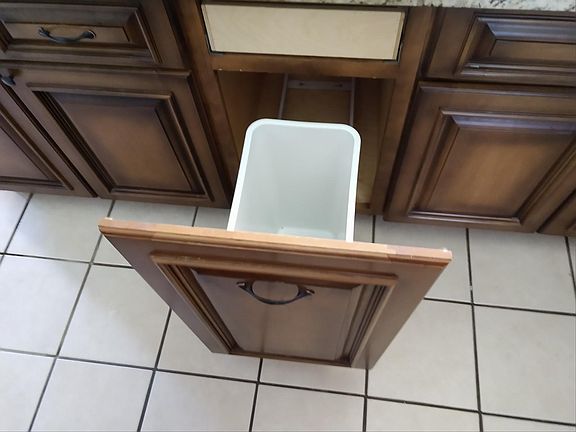 Kitchen - pull out garbage bin, discreet!