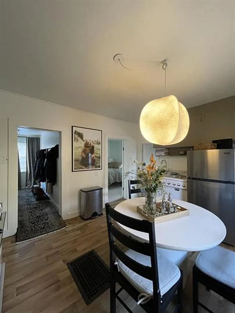 Beautiful remodeled 2 bedroom, 1 bath house on Rouse Ave. — Photo 4