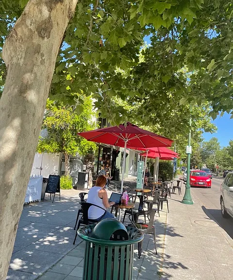 popular coffee shop Plank, 4 blocks away