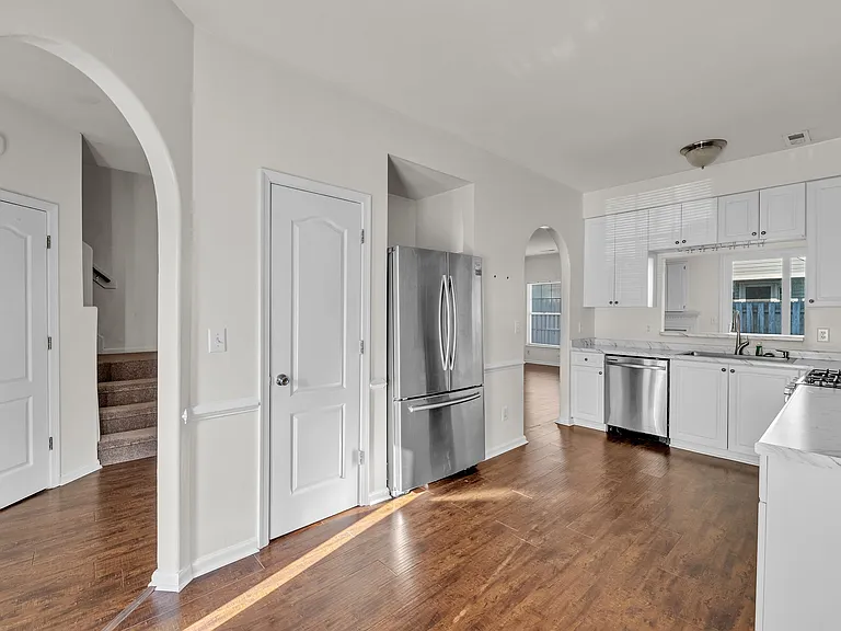 2322 Charing Cross Rd — Photo 8
