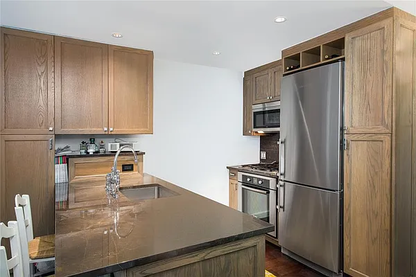 Sold by R New York | media 9