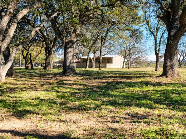 11737 FM 470, Tarpley, TX 78883
