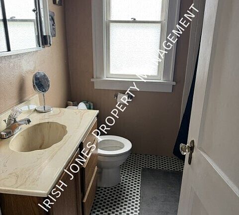 5th image of 210 W Hazeltine Ave Floor 2