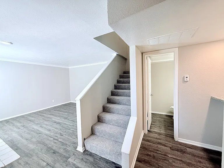 B3 - 2BD, 1.5BA - 1250SF - Stairs