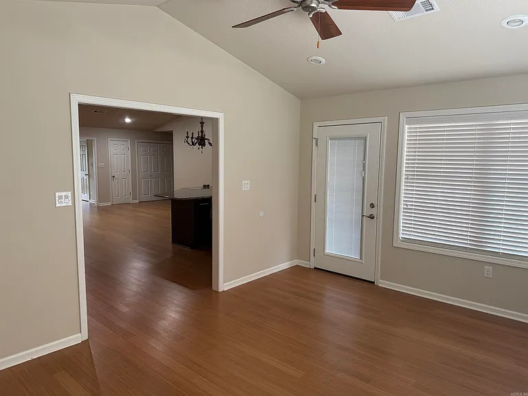12 Enclave — Photo 6