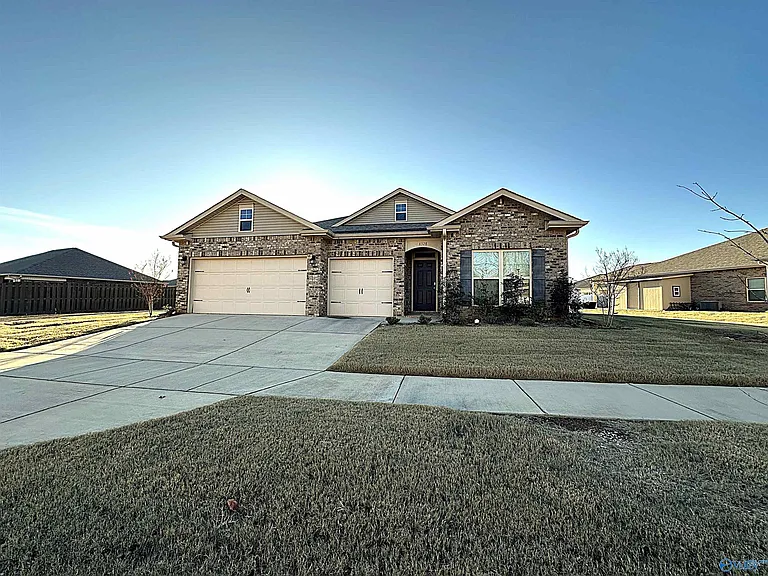 6528 Moon Crest Ln — Photo 1