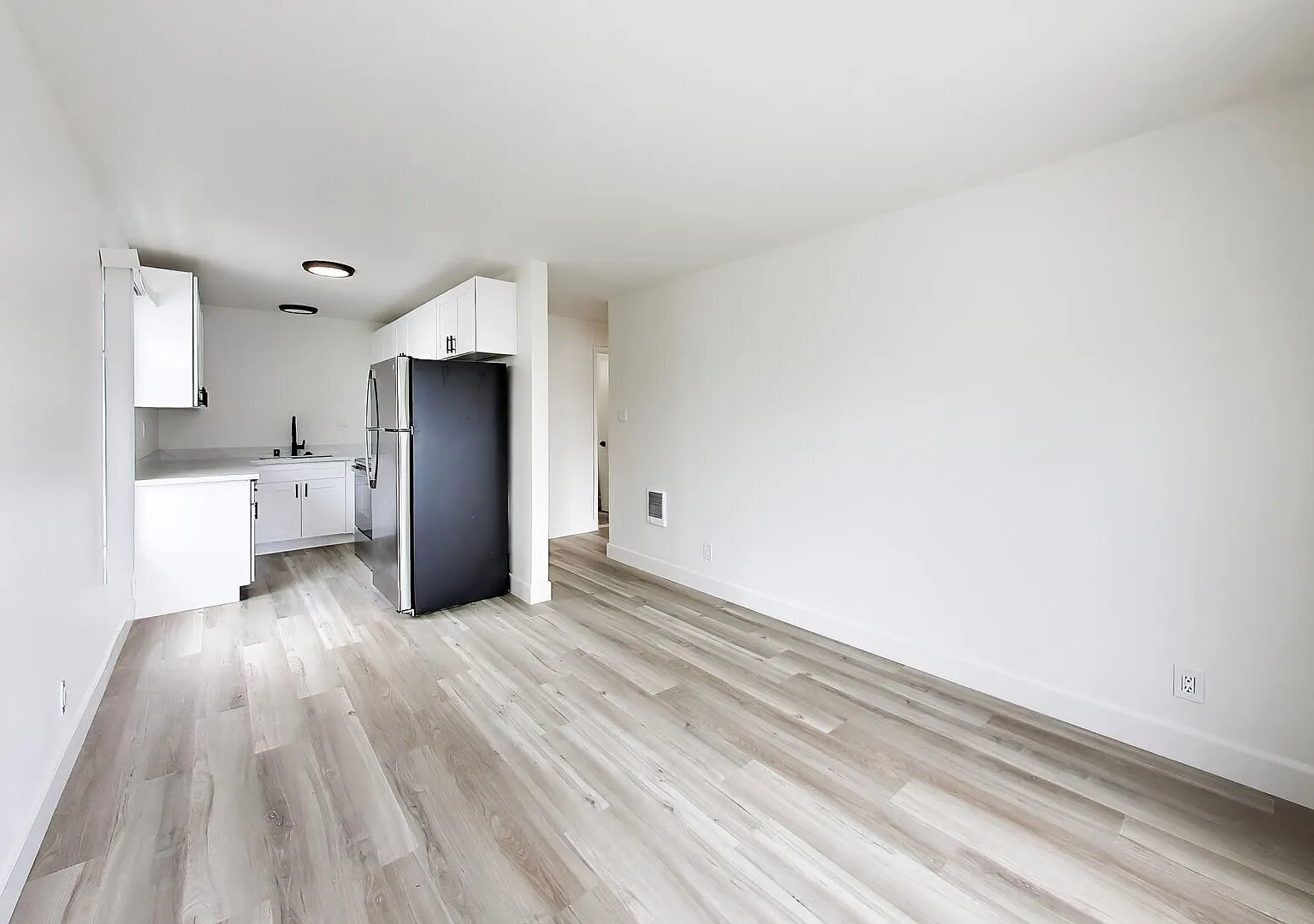 Fully Renovated, Immaculate One Bedroom in Quiet Community — Photo 4