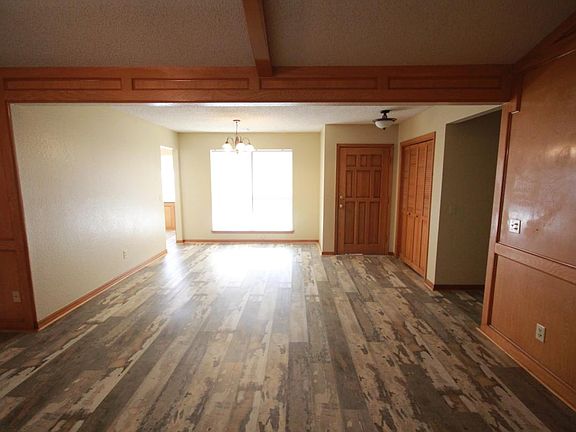 Front Entryway/Dining Area