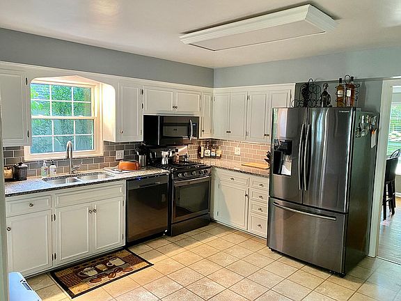 3rd image of 2830 Barrington Dr