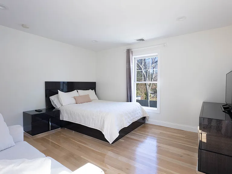 16 Hollyoak Ave — Photo 18
