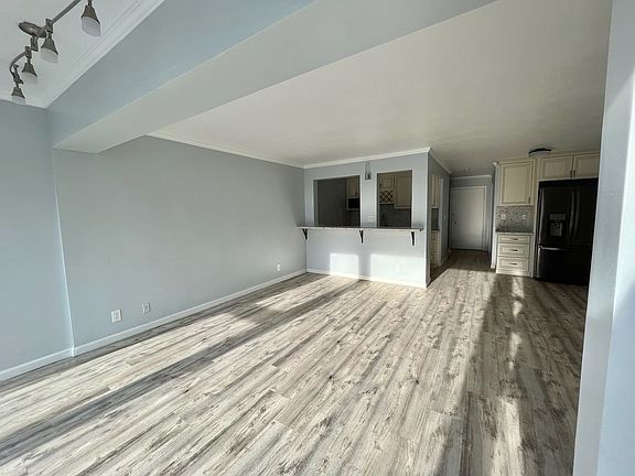 5th image of 400 Melrose Ave E APT 305