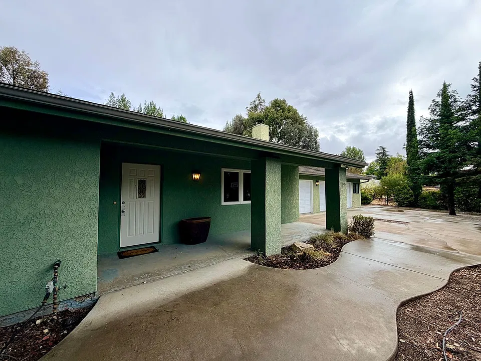 734 Ivy Ln