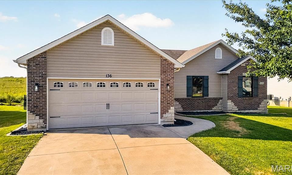 1st image of 136 Prairie Bluffs Dr