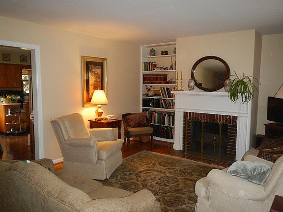 4th image of 934 Brookhaven Dr