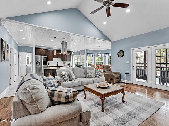 5th image of 402 Meadowlake Cir