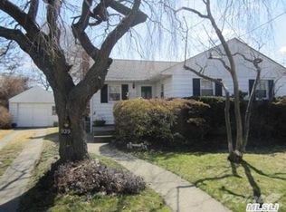 939 Maple Ln, East Meadow, NY 11554