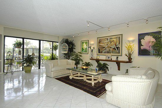 1st image of 800 NE 195th St APT 102