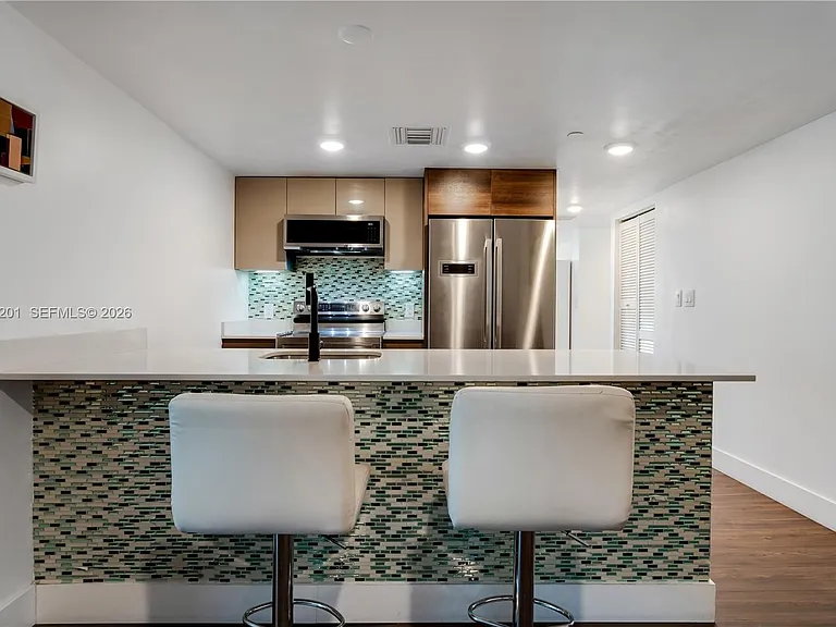 9261 E Bay Harbor Dr #607 — Photo 4