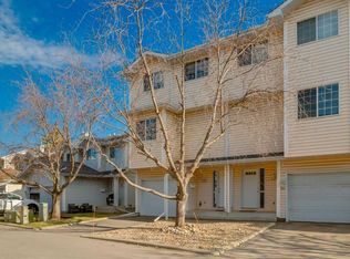318 S Hawkstone Mnr NW, Calgary, AB T3G3X2