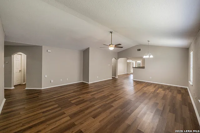 4 bed, 2.0 bath, 1976 sqft, $1,895 — Photo 3