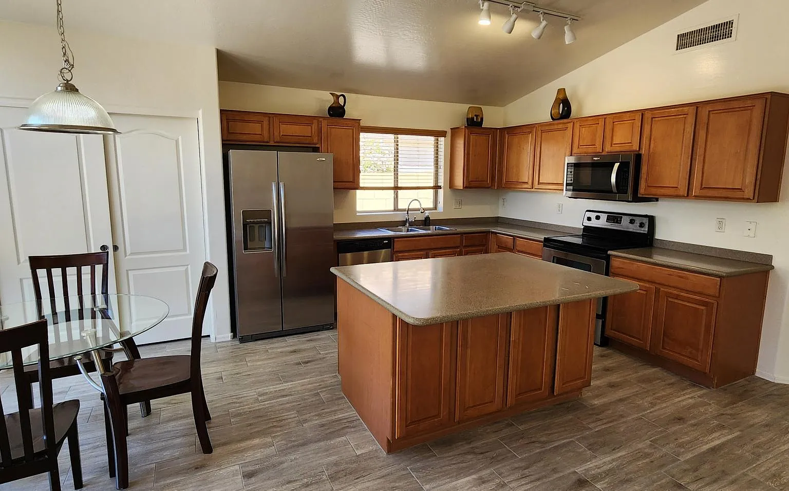 3 bed, 1885 sqft, $2,300 — Photo 3