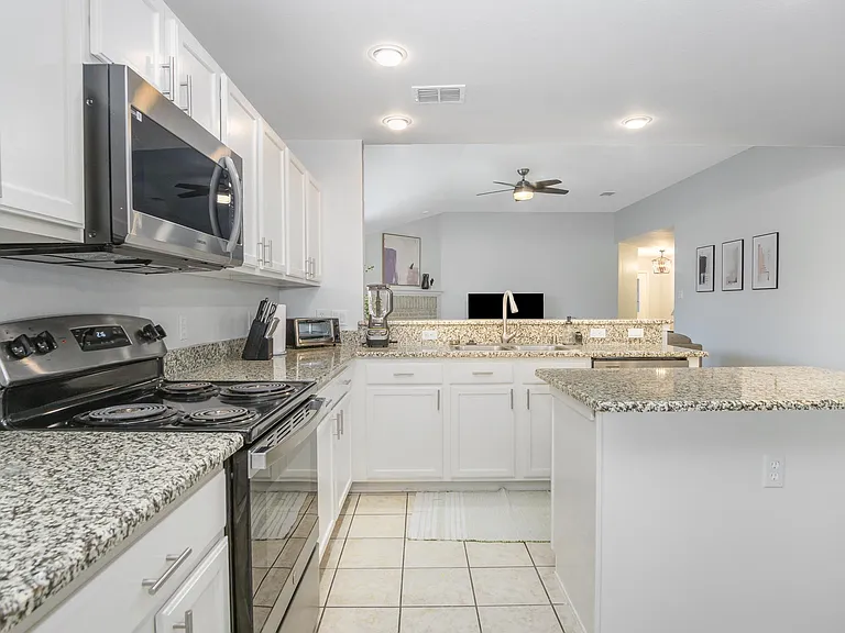 9437 Goldenview Dr — Photo 8