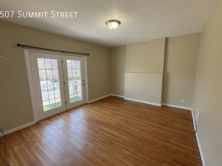 1507 Summit St — Photo 2