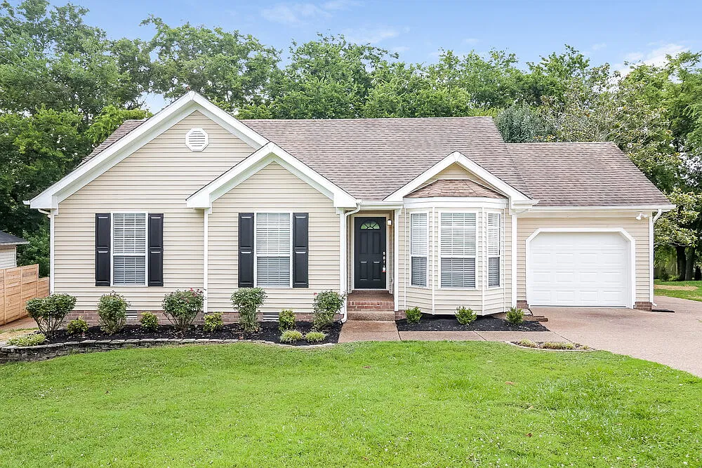 3 bed, 2.0 bath, 1305 sqft, $2,280 — Photo 1
