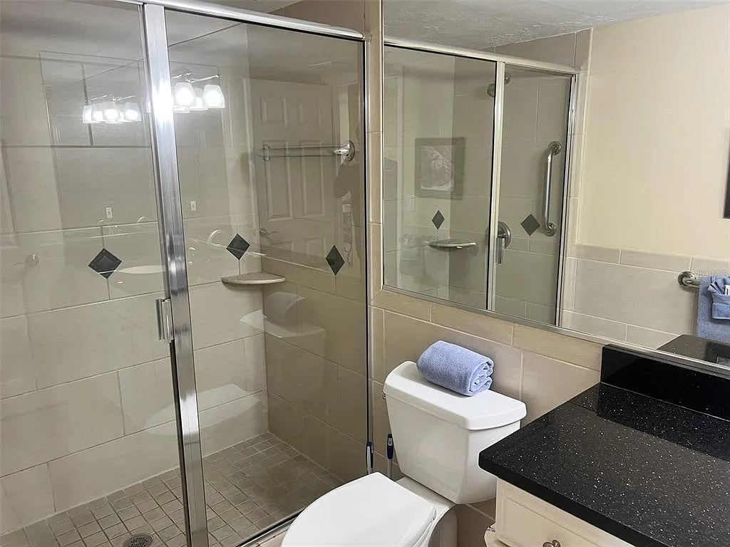 1 bed, 1.0 bath, 858 sqft, $7,920 — Photo 3