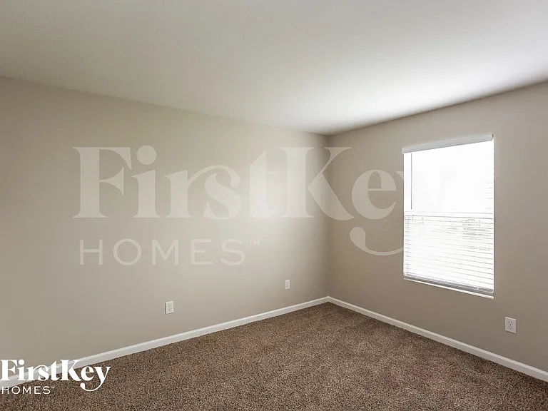 15490 Farmland Ct — Photo 9