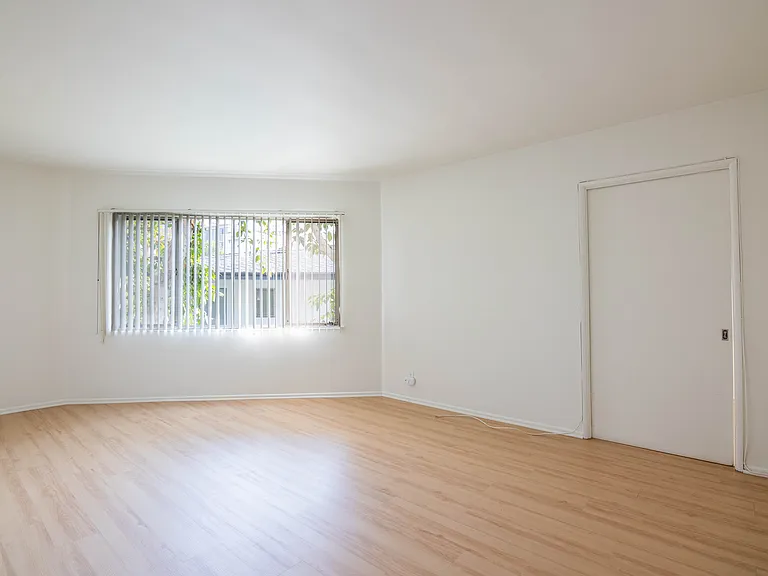 667-669 Levering — Photo 30
