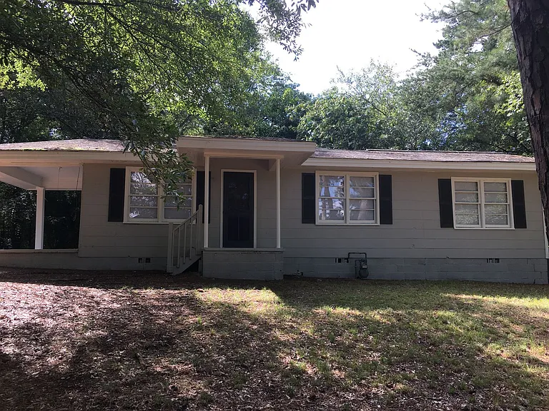 423 Wilshire Rd NE — Photo 1