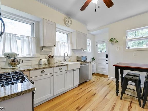 5th image of 318 Meeker St