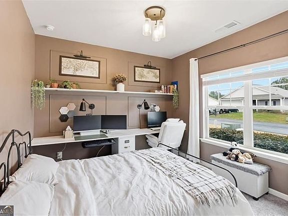 5th image of 11 Willowrun Dr SW