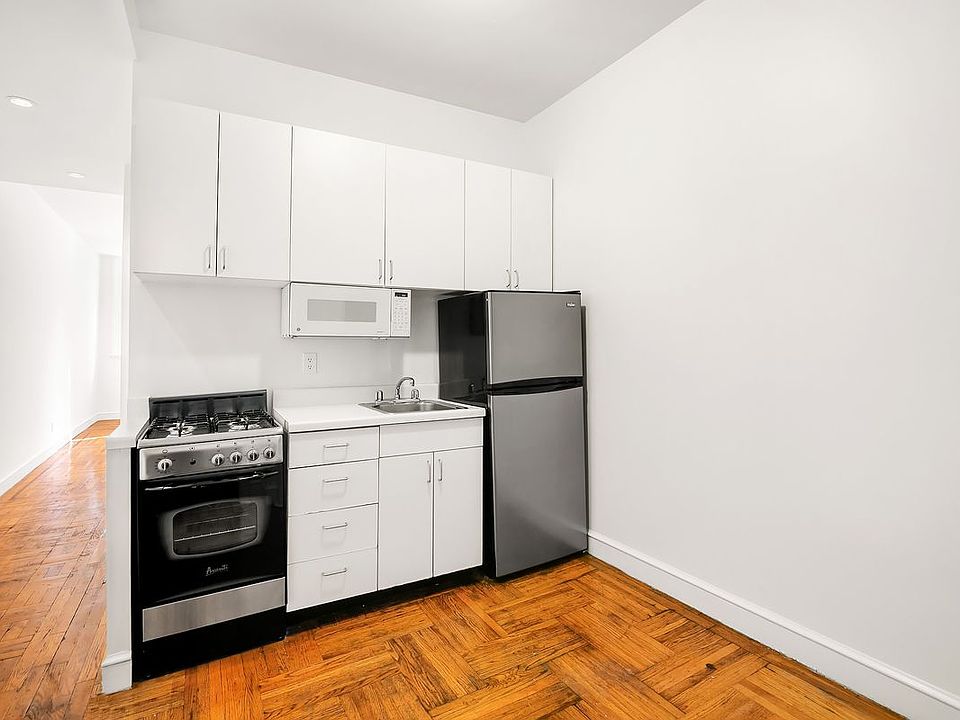 2nd image of 195 Prince St #3