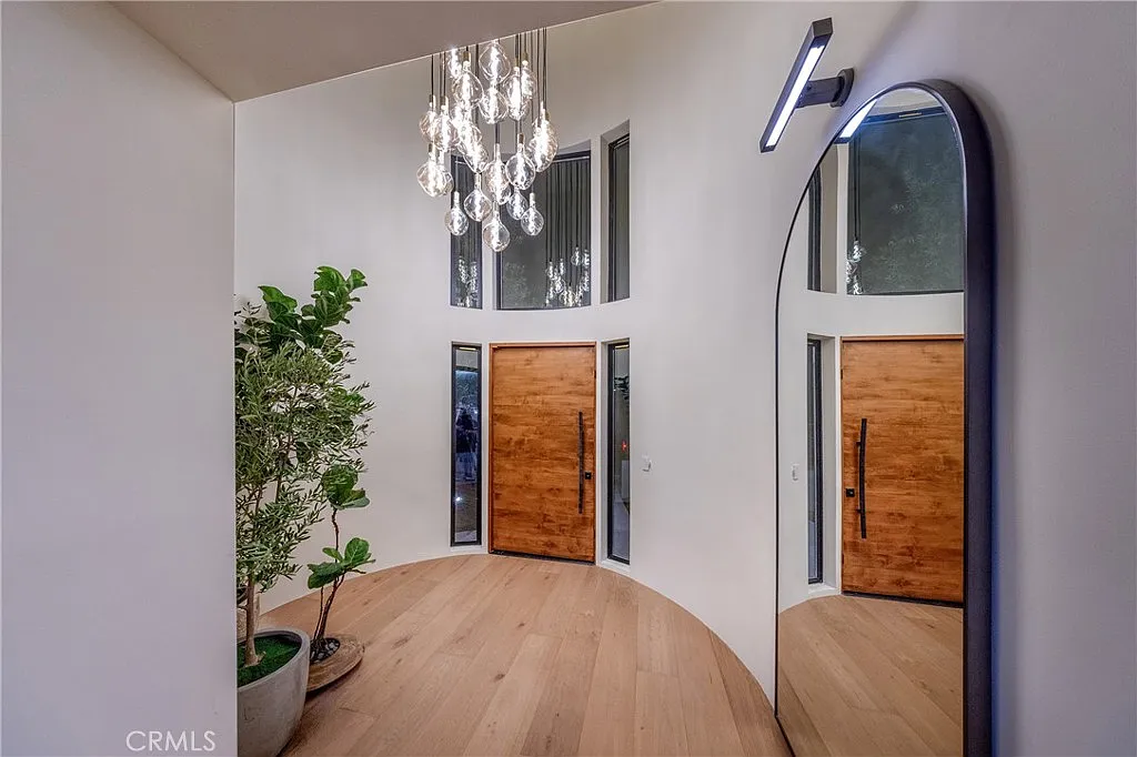 5 bed, 5.5 bath, 5500 sqft, $19,500 — Photo 3