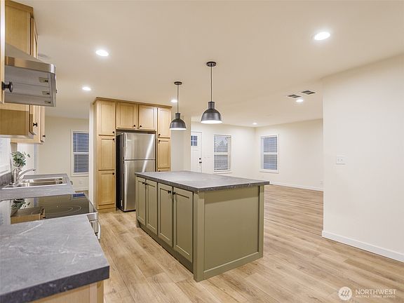 3rd image of 90 E Treewater Place