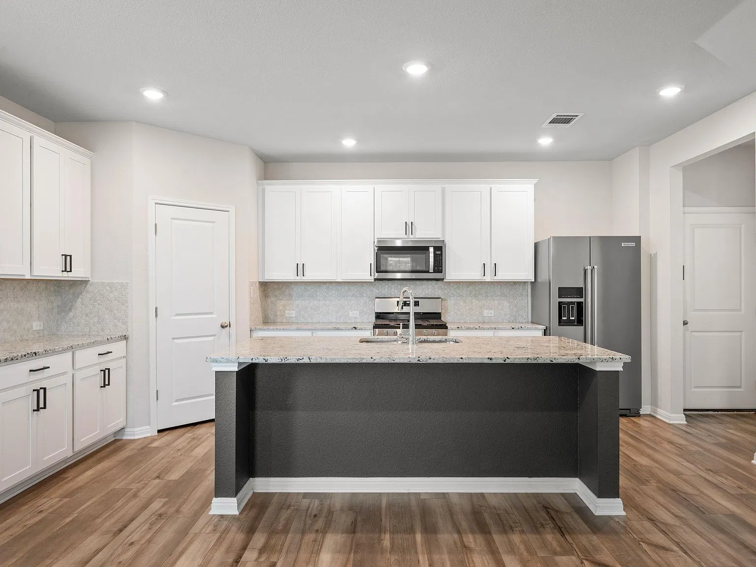 3 bed, 2.5 bath, 2201 sqft, $2,595 — Photo 4