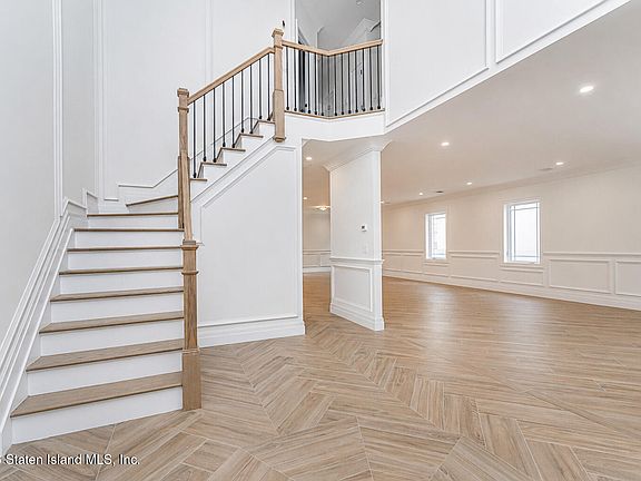 4th image of 18 Tottenville Pl