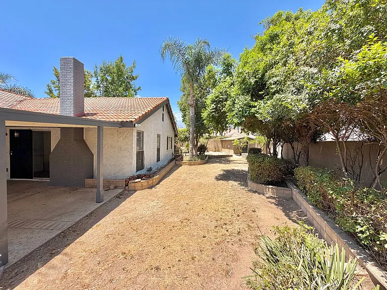 6961 Halstead Ave — Photo 18