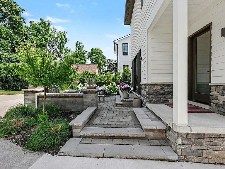 484 Park St — Photo 100