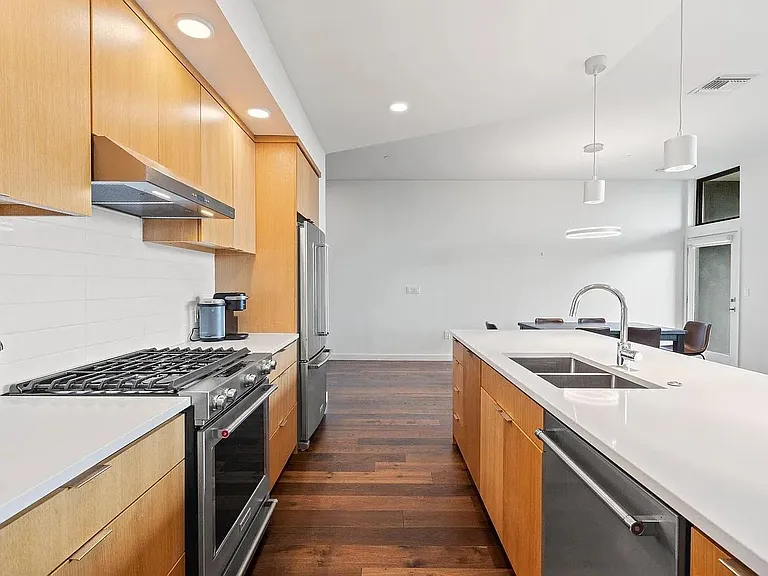 1322 E 12th St #406 — Photo 7