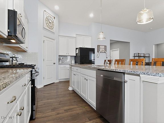 5th image of 228 Autumn Breeze Lane NE