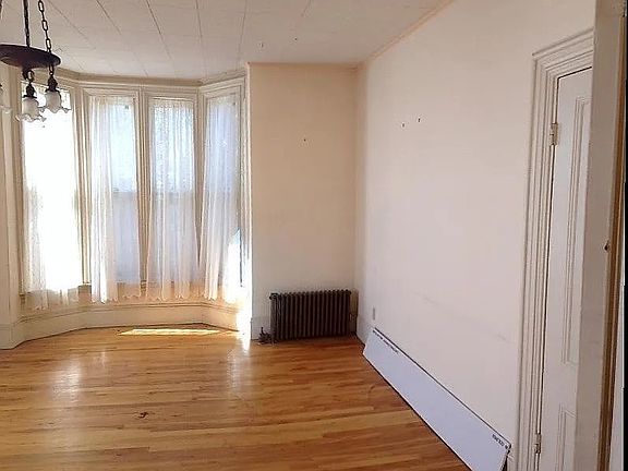 old photo of the LR - Shows the light nicely. The light is so wonderful in the Apartment. Always changing - pleasant even on a gloomy day.