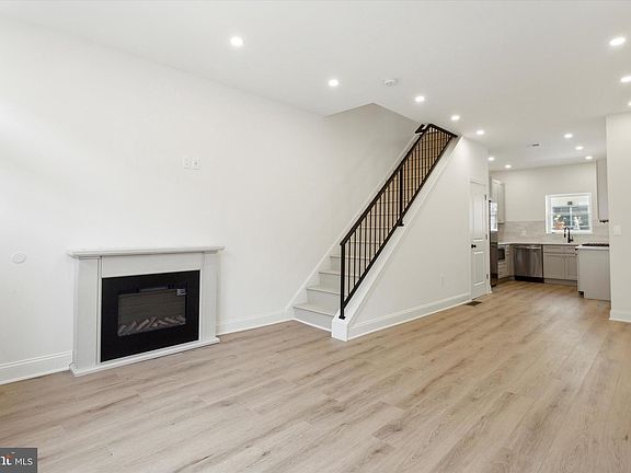 4th image of 315 Gladstone St