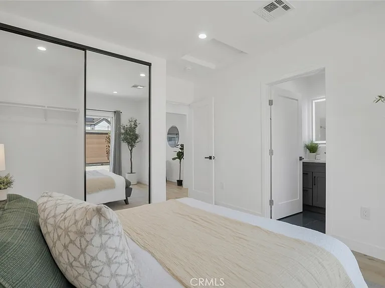 2117 W Clark Ave — Photo 13